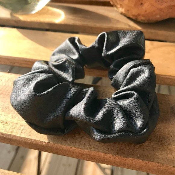 TREND ALERT Blk Faux Leather Scrunchy / Scrunchie - Picture 2 of 7